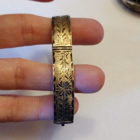 SOLD!! Vintage Bundle of 6 Beautiful Bangle & Cuff Bracelets! - Picture 6 of 12